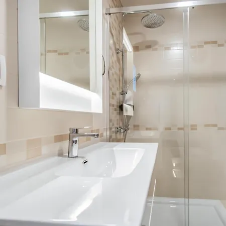 Shine Apartment *